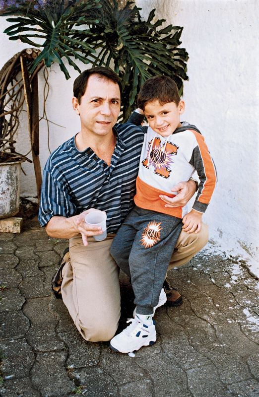 Mendes e o filho Renato no pátio do Pavilhão 8 da casa de detenção de São Paulo, em 2000