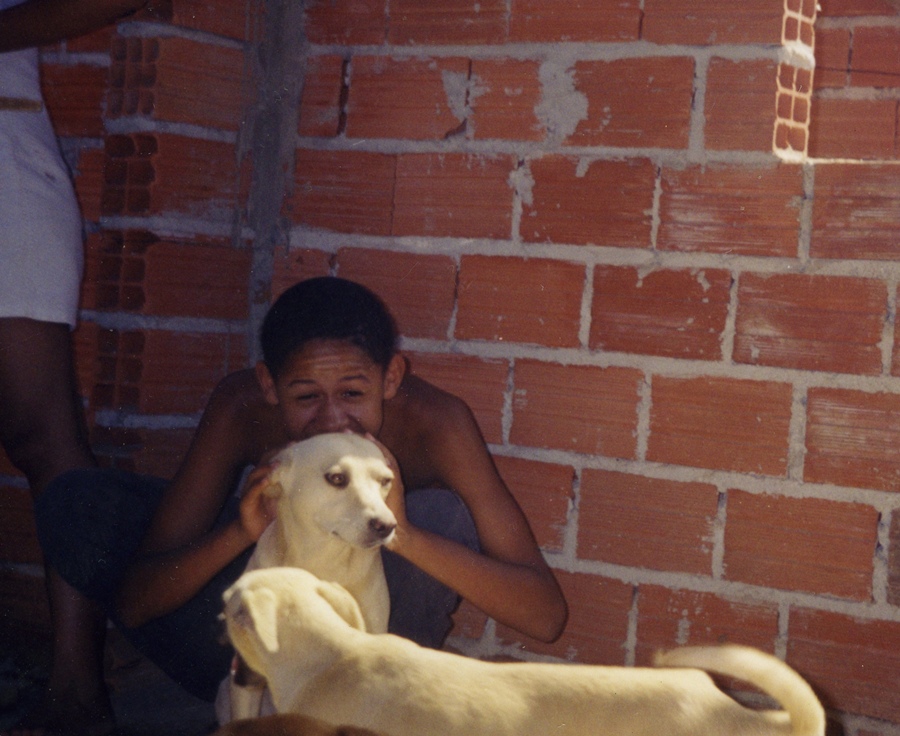 Com as cadelas Baleia e Dona, filhas da famosa Afrodite