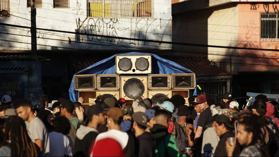 No fim da tarde o baile começa a esquentar e o lugar preferido da galera é colado nos sistemas de som