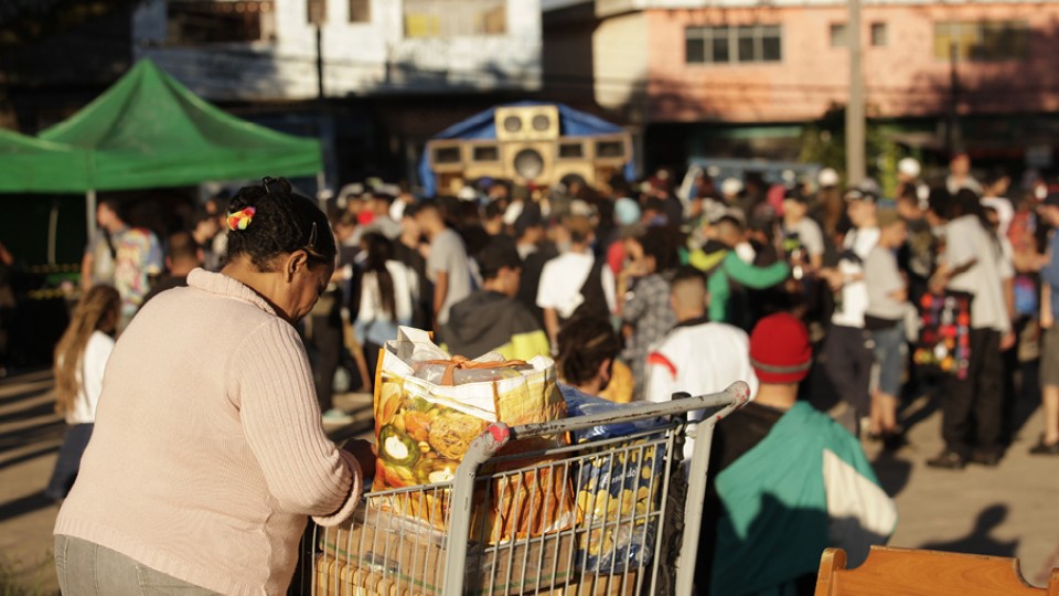 Quem não chega na dança chega com alguma coisa para vender