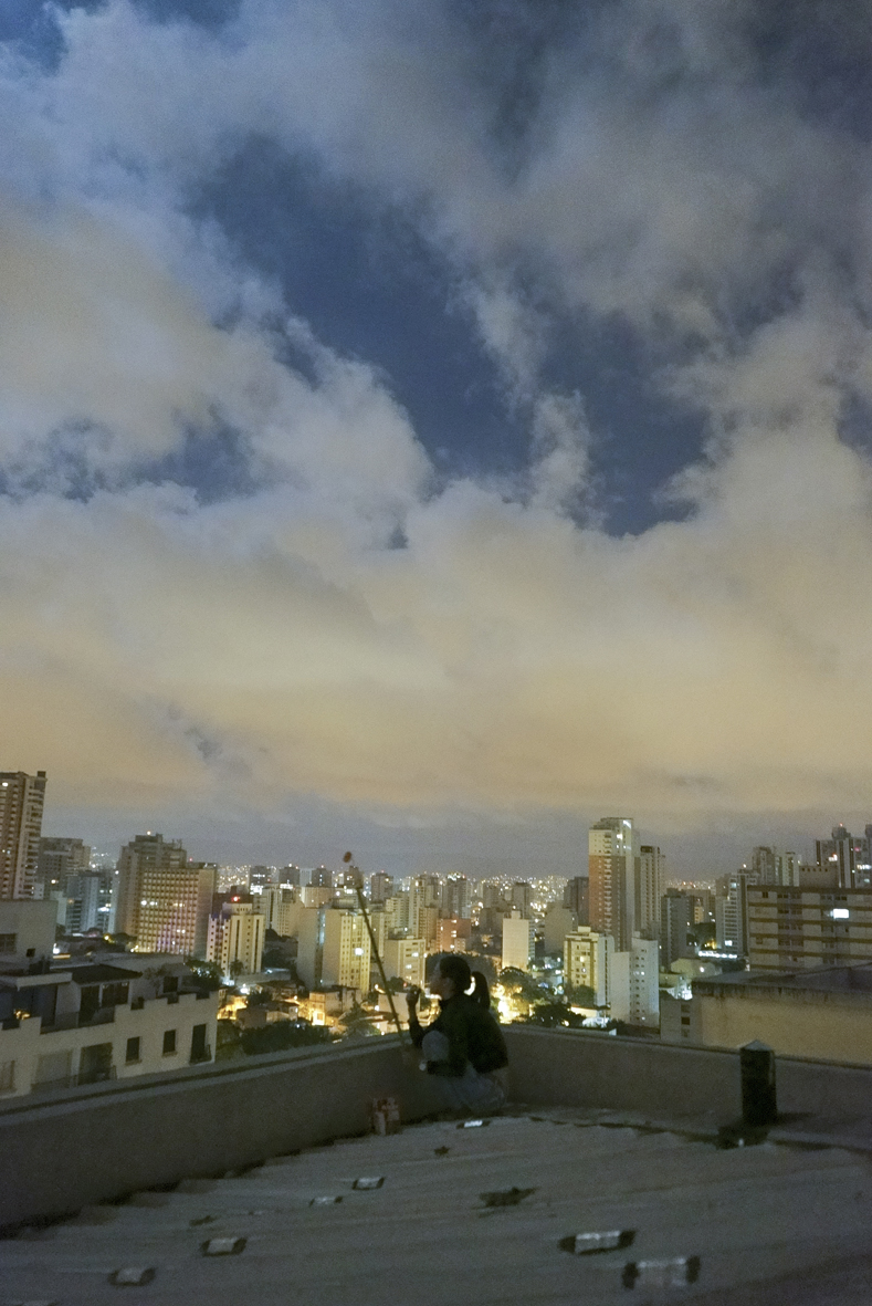 Minha intenção é mostrar o que ninguém vê, passar um pouco da adrenalina que motiva esses artistas. Tento me aproximar o máximo possível da ação para passar um pouco desse sentimento, diz Carla Arakaki sobre suas fotografias expostas na MUITAS