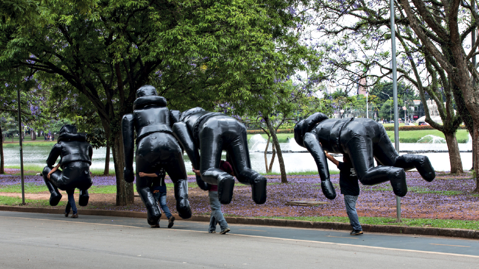 Partes da obra Law of the Journey são carregadas até o lago do Parque Ibirapuera, em São Paulo, onde o bote foi instalado no úçtimo dia 12 de outubro