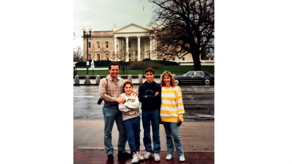 Mion, de moletom cinza, em Washington, durante uma road trip pelos Estados Unidos, em 1989