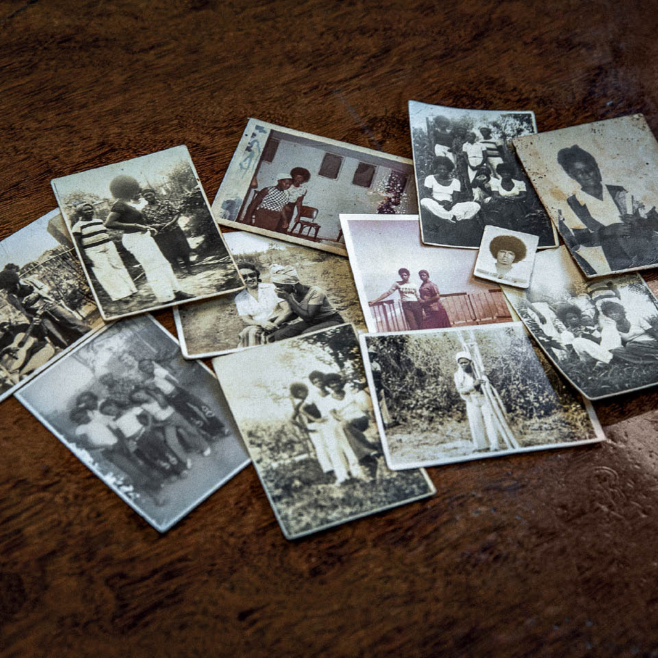 A coleção de fotos de família guardadas  na casa da mãe da Conceição, em BH