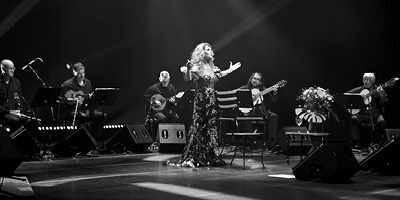 Wanderléa cantando em palco, com sua banda ao fundo