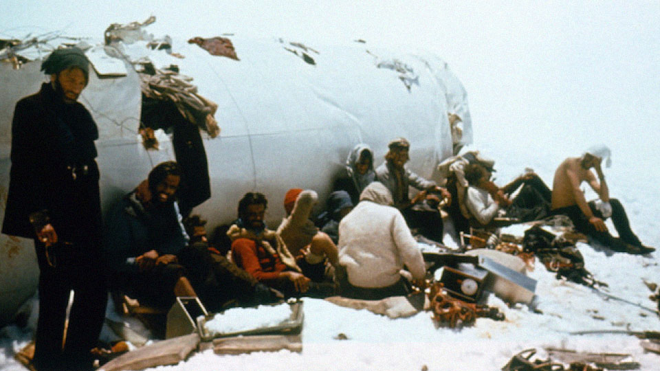 "Éramos 45 pessoas no total e logo na queda morreram 17 companheiros, restando 28. Durante nossa luta na neve, aos poucos foram morrendo outros. No final, sobraram só 16 de nós com vida."